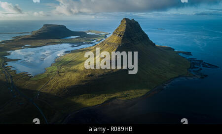 Luftbild der Kirkjufell Berg in der Nähe Grundarfjordur, Halbinsel Snaefellsnes, Island Stockfoto