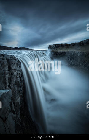 Lange Exposition der Dettifoss Wasserfall mit einem stürmischen Himmel in Island Stockfoto