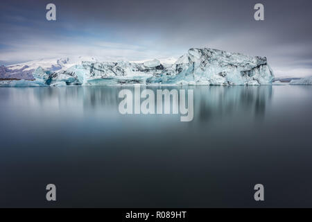 Eisberg, die frei von Gletscher Am Gletschersee Jökulsárlón Gletscherlagune Am Gletschersee Jökulsárlón, Island ist gebrochen Stockfoto