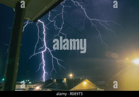 Eine verzweigte lightningbolt Streiks in einem Texas Stadt aus einem supercell Thunderstorm Stockfoto