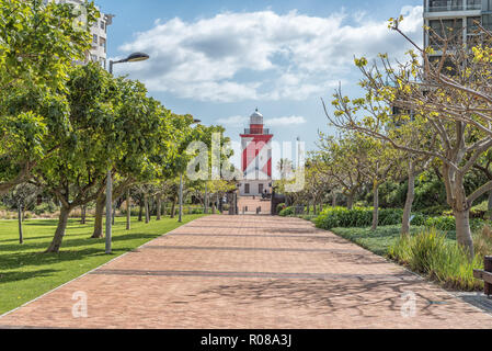 Kapstadt, Südafrika, 17. AUGUST 2018: ein Gehweg, mit dem Greenpoint Leuchtturm sichtbar, im Green Point Park in Kapstadt Stockfoto