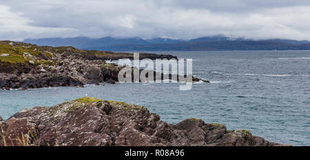 Felsen auf das Meer und die Bucht mit Blick auf die Dingle Halbinsel über das Wasser während der Fahrt entlang des Ring of Kerry Stockfoto