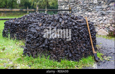 Stapel der Sod oder Rasen schneiden aus dem Moor zum Brennen mit Schneidwerkzeug Stockfoto