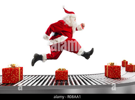 Santa Claus läuft auf dem Förderband Lieferungen zur Weihnachtszeit zu vereinbaren Stockfoto