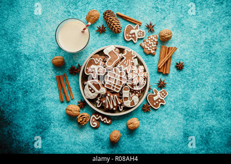 Süße Weihnachten Komposition. Sortiment von Lebkuchen Cookies auf einer Platte Stockfoto