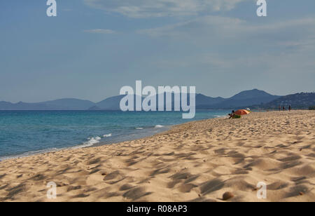 Ansicht der Oceanic Beach mit Badenden unter dem Dach, die Entspannung und Ruhe und Frieden genießen. Stockfoto