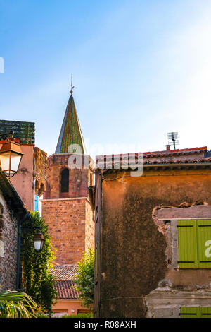 Blick auf den Glockenturm der Kathedrale von Frejus an einem sonnigen Tag. Stockfoto