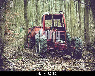 Traktor, im Wald aufgegeben, die Umweltverschmutzung. Stockfoto