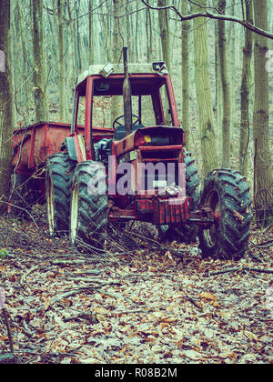Traktor, im Wald aufgegeben, die Umweltverschmutzung. Stockfoto