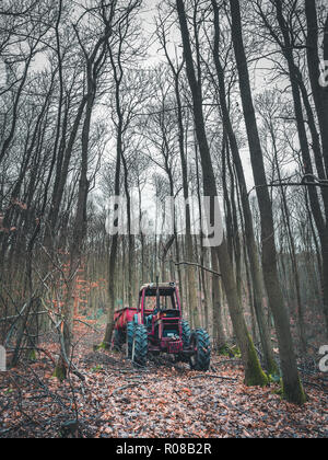 Traktor, im Wald aufgegeben, die Umweltverschmutzung. Stockfoto
