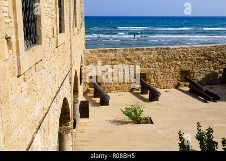 Badende im Meer aus dem Inneren der Mauern von Larnaca Fort. Zypern Oktober 2018 Stockfoto