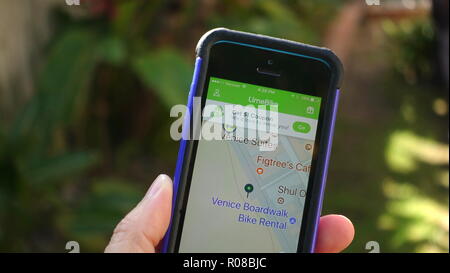 Öffnen LimeBike App auf ein Handy, auf der Sie verfügbare Fahrräder und Motorroller in der Nähe Stockfoto