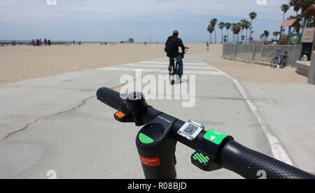 Eine grüne Kalk-S (Limebike) Elektrische dockless Motorroller geparkt ist und bereit ist, auf der Venice Beach Radweg gemietet werden Stockfoto