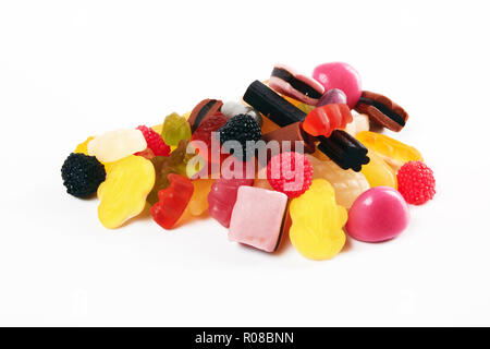 Ein Haufen Süßigkeiten auf weißem Hintergrund Stockfoto