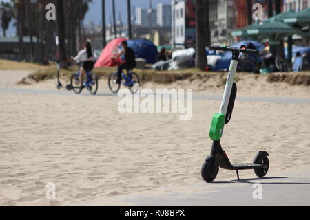 Eine grüne Kalk-S (Limebike) Elektrische dockless Motorroller geparkt ist und bereit ist, auf der Venice Beach Radweg gemietet werden Stockfoto