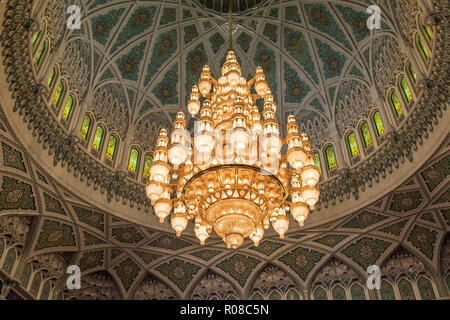 Der Kronleuchter in der Sultan Qaboos Grand Mosque ist die größte in der Welt Stockfoto