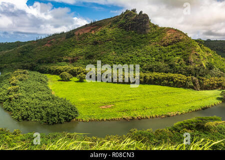 Blick auf den Wailua Fluß und die grünen Hügel in Kauai, Hawaii Stockfoto