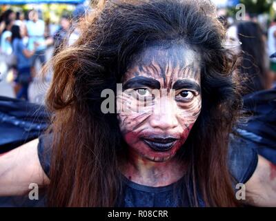 ANTIPOLO CITY, Philippinen - 31. OKTOBER 2018: Halloween Party Teilnehmer Scary Halloween Kostüme. Stockfoto