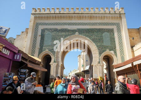 Fez, Marokko. März 16, 2014: Die innere Seite der grünen alten Hufeisenbögen Tor Bab Boujloud. Fes el Bali. Stockfoto
