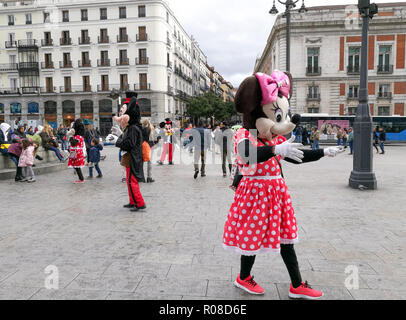 Madrid, Spanien. April 30, 2017: Die Menschen in Kostümen von Minnie und Mickey Mouse sind wenige Touristen auf der Straße von Plaza Puerta del Sol zu unterhalten. Stockfoto