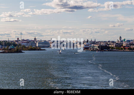 Blick auf die Stadt Helsinki an einem Sommerabend mit vielen kleineren Boote und eine Autofähre laden, Finnland Stockfoto