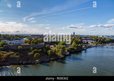 Ist die Festung Suomenlinna vor Helsinki, hier an einem Sommertag mit der Stadt im Hintergrund, Finnland Stockfoto