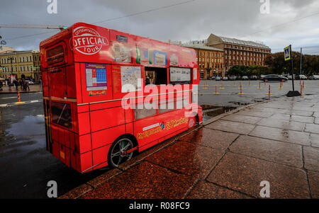 St. Petersburg, Russland - 15.Oktober 2016. Ticketschalter der Hop-On Hop-Off Bus in Sankt Petersburg, Russland. Stockfoto