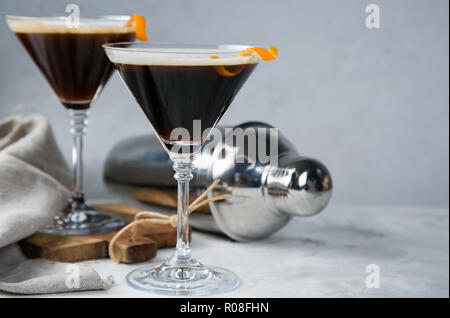 Black Charcoal matrini mocktail auf Marmor Hintergrund Stockfoto