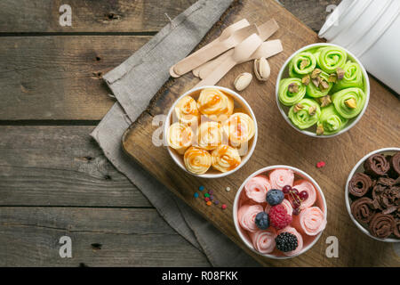 Auswahl an verschiedenen gerollt Eis cone Cups, rustikale Holz Hintergrund, kopieren Raum Stockfoto