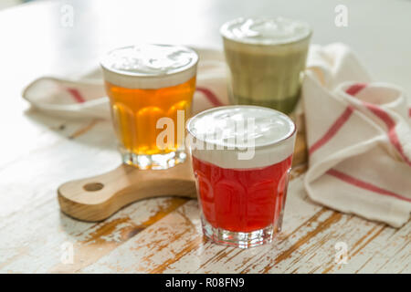 Taiwanische essen Trend - Käse Kaffee Sortiment auf weißem Holz Hintergrund, kopieren Raum Stockfoto