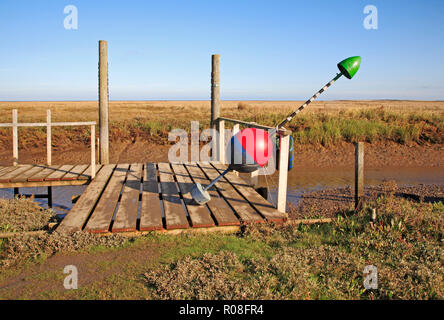 Ein Angeln marker Boje auf einem bootssteg am Kai an der North Norfolk Hafen von Thornham, Norfolk, England, Vereinigtes Königreich, Europa. Stockfoto