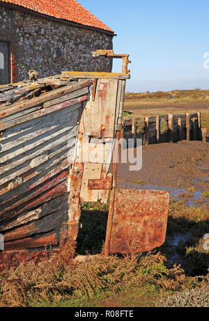 Das seitenruder auf einem verlassenen Klinker gebaut Boot an der Küste von North Norfolk Thornham, Norfolk, England, Vereinigtes Königreich, Europa. Stockfoto