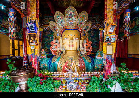 Die 15 Meter hohe, bunte Statue des Maitreya (der Buddha der Zukunft) ist eine der Hauptattraktionen in Thiksey Gompa, eines der wichtigsten Klöster Stockfoto