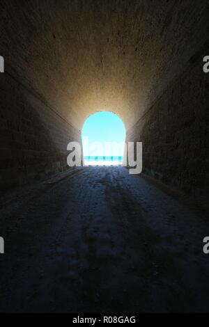 In einem Tunnel, der zum Strand führt, natürlichen Szene, Mittelmeer, Katalonien, Costa Dorada, L'Ametlla de Mar, Tarragona, Spanien Stockfoto