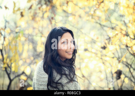 Schöne junge Spanischer, Indianischer, multi-ethnischen Frau Porträt draußen auf einen Tag fallen Stockfoto
