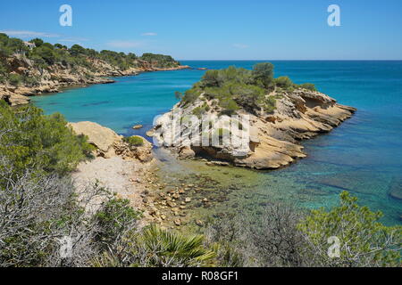 Spanien Costa Dorada, felsige Küste mit einem Inselchen, l'Illot, Mittelmeer, Katalonien, L'Ametlla de Mar, Tarragona Stockfoto