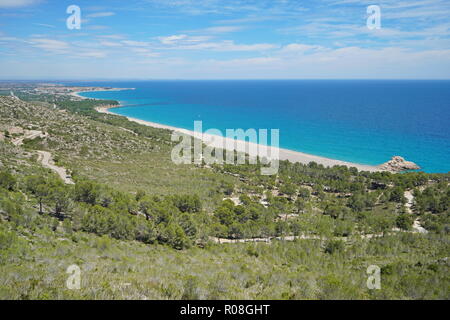 Spanien Aussichtspunkt mit Blick auf die Küste mit großen Strand in der Nähe von l'Hospitalet de l'Infant, Platja del Zerrissen, Costa Dorada, Mittelmeer, Tarragona Stockfoto