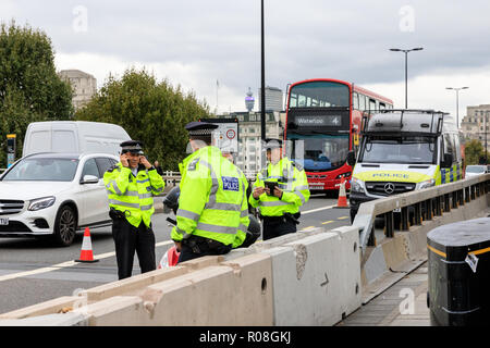 Metropolitan Police Officer stoppt Autos und spricht mit den Fahrern während einer Stopp-und Suchsicherheitsmaßnahme in Waterloo Bridge, London Stockfoto