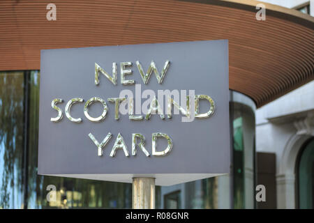 New Scotland Yard Drehschild, Gebäude außerhalb Scotland Yard Headquarters, Metropolitan Police Force, Victoria Embankment, Westminster London, Großbritannien Stockfoto