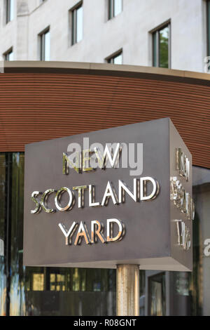 New Scotland Yard Drehschild, Gebäude außerhalb Scotland Yard Headquarters, Metropolitan Police Force, Victoria Embankment, Westminster London, Großbritannien Stockfoto