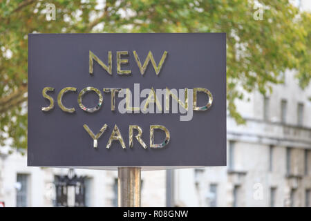New Scotland Yard Drehschild, Gebäude außerhalb Scotland Yard Headquarters, Metropolitan Police Force, Victoria Embankment, Westminster London, Großbritannien Stockfoto