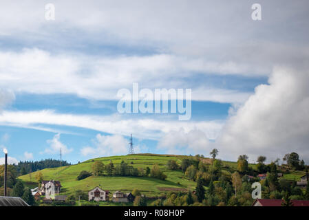 Berglandschaft mit Gewitterwolken. Oben auf dem Berg gibt es eine Säule der Elektrizität. Stockfoto