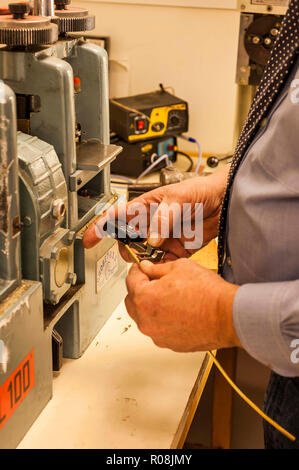 Juwelier bei der Arbeit in der Werkstatt erlebt Stockfoto