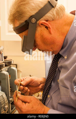 Juwelier bei der Arbeit in der Werkstatt erlebt Stockfoto