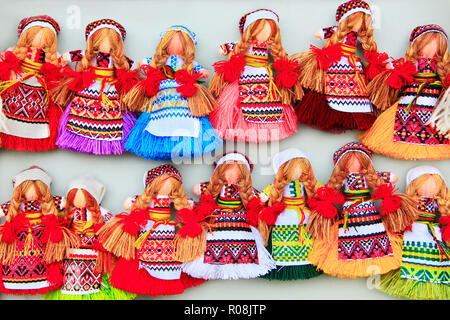 Die Rag dolls in den Markt. Reichhaltiges Sortiment an handgefertigten Stoffpuppen. Ukrainische Nationale Souvenirs Stockfoto