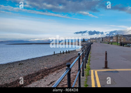 Suche entlang der North Prom in Largs an einem kalten Oktober Tag in Schottland. Stockfoto