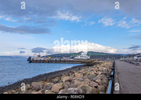 Suchen am Meer entlang zur Verteidigung gegen die pierhead in Largs eine Küstenstadt in der est von Schottland Stockfoto