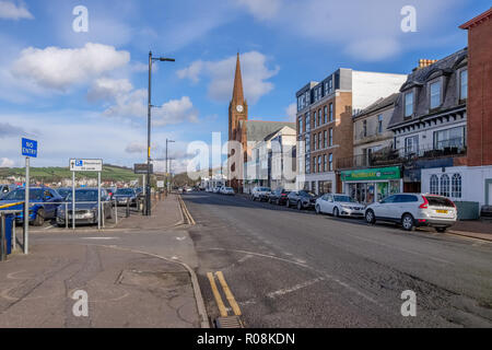 Largs, Schottland, UK - 31. Oktober 2018: Gallowgate Straße largs und insbesondere die Pfarrkirche St. Columba's mit seiner Stadt, Nardini des caf Stockfoto