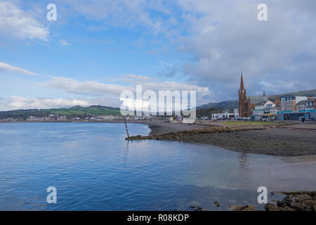 Largs, Schottland, UK - 31. Oktober 2018: Gallowgate Straße largs Norden nach Greenock Road und klopfe Hügel in der Ferne. Stockfoto