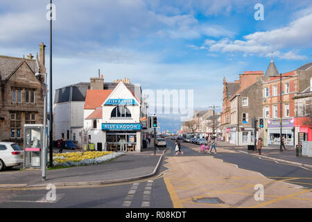 Largs, Schottland, UK - 31. Oktober 2018: Main Street largs West Blick in Richtung der Pierhead mit Menschen über die Fußgängerampel in einem ruhigen da Stockfoto